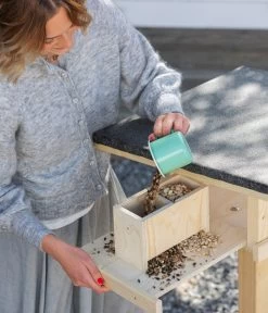 Dehner Natura Futterhaus Karwendel, Natur, Inkl. Ständer, Ca. B84,3/H127,2/T84,3 Cm -Garten & Außenbereich 6622872 6622898 6622906 6622922 WE MO 004 NVHRofanKarwendel