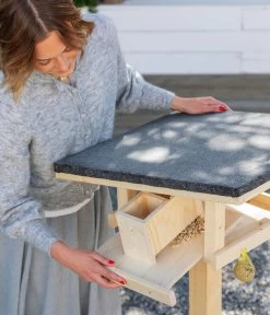 Dehner Natura Futterhaus Karwendel, Natur, Inkl. Ständer, Ca. B84,3/H127,2/T84,3 Cm -Garten & Außenbereich 6622872 6622898 6622906 6622922 WE MO 008 NVHRofanKarwendel