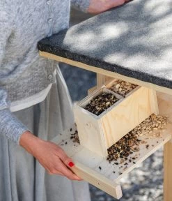 Dehner Natura Futterhaus Karwendel, Natur, Inkl. Ständer, Ca. B84,3/H127,2/T84,3 Cm -Garten & Außenbereich 6622872 6622898 6622906 6622922 WE MO 012 NVHRofanKarwendel